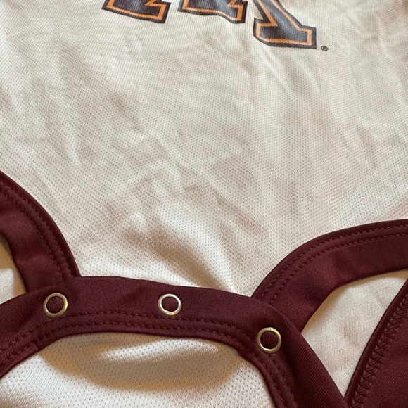 Baby Rivalry Threads University of Minnesota Golden Gophers Jersey Onsie 6-9 Mon - Picture 4 of 5